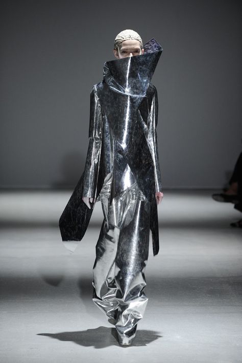 Gareth Pugh RTW Fall 2014 Biopunk Fashion, Futuristic Couture, Avant Garde Fashion Couture, Dream Sequence, Space Dress, Post Apocalyptic Fashion, Space Fashion, Sci Fi Fashion, Apocalyptic Fashion