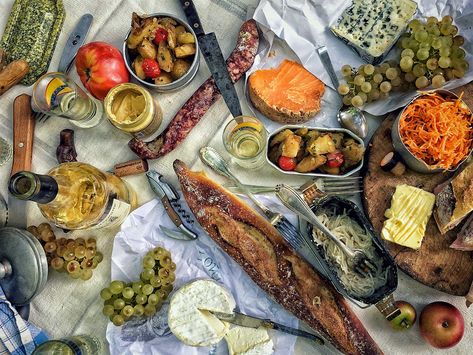 How to Picnic Like the French | Saveur Picnic Treats, Parisian Picnic, French Picnic, Japanese Heritage, Picnic Spread, French Party, Night Recipes, Birthday Aesthetic, Picnic Inspiration