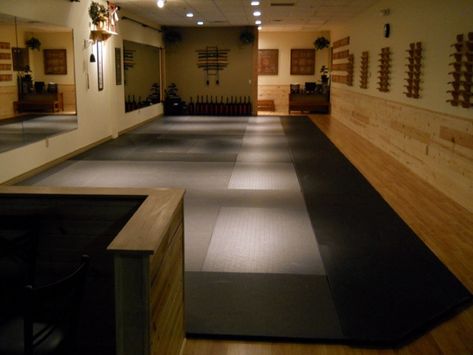 Martial Arts Dojo Design, Martial Arts Gym Design, Dojo Aesthetic, Dojang Design, Separating Wall, Dojo Decor, Martial Arts Dojo, Japanese Dojo, Bjj Gym