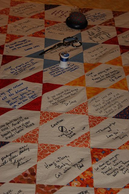 Autograph quilt Quilt Signature Ideas, Autograph Quilt, Scripture Quilts Patterns, Memories Quilt, Vintage Signature Quilts, Wedding Signature Quilts Pattern, Wedding Guest Quilt, Wedding Guest Book Quilt, Family Tree Quilt