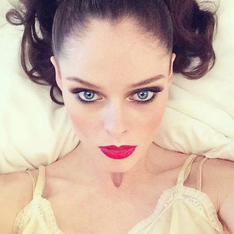 Coco Rocha Natural Beauty Remedies, Pale Girl, Natural Beauty Diy, I Wake Up, Beauty Remedies, Celebrity Beauty, Beauty Editorial, Beautiful Lady, Simple Skincare