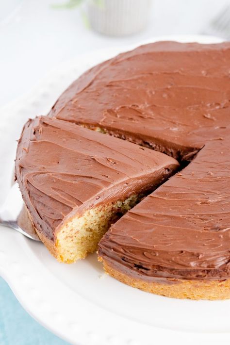 Homemade Chocolate Frosting, Moist Yellow Cakes, Frosting Cake, Dreamy Desserts, Icing Recipes, Yellow Cake Recipe, Chocolate Frosting Recipes, Fantastic Recipes, Sour Cream Cake