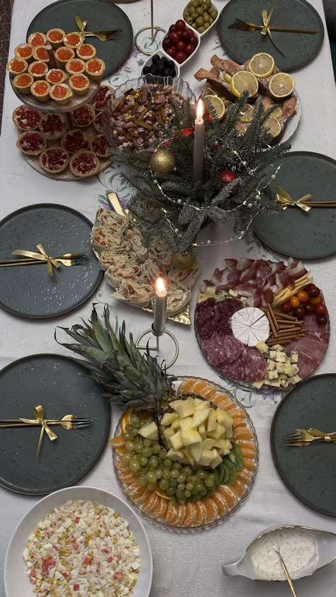 Hosting Christmas Dinner, Pretty Christmas Decorations, Christmas Buffet, Birthday Dinner Party, Catering Ideas Food, New Year's Food, Hosting Christmas, Party Food Platters, Christmas Food Dinner