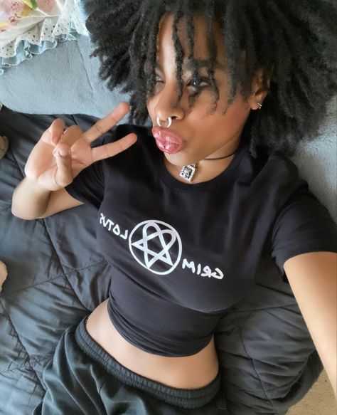 Black Scene Girl, Black Emo Girl, Afro Punk Outfits, Black Scene, Afro Punk Fashion, Hairstyle Tips, Alt Girls, Scene Girls, Punk Outfits