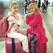 In the airport! Dance Moms Headshots, Dance Moms Paige, Abby Lee Dance Company, Blonde Twins, Dance Moms Group Dances, Chloe And Paige, Dance Moms Memes, Nia Frazier, Dance Moms Pictures