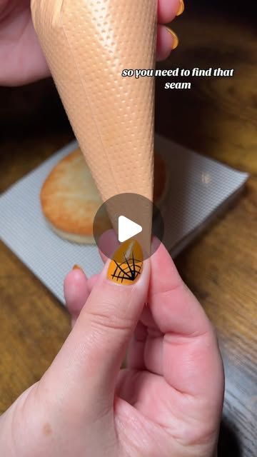 Redeemed Sweets on Instagram: "Royal icing piping bag tips! #royalicing #homebaker #baker #tips" Diy Piping Tips, Royal Icing Piping Techniques, Piping Bag Tips, Icing Piping Techniques, Royal Icing Piping, Cookie Techniques, Decor Cookies, Icing Techniques, Piping Techniques