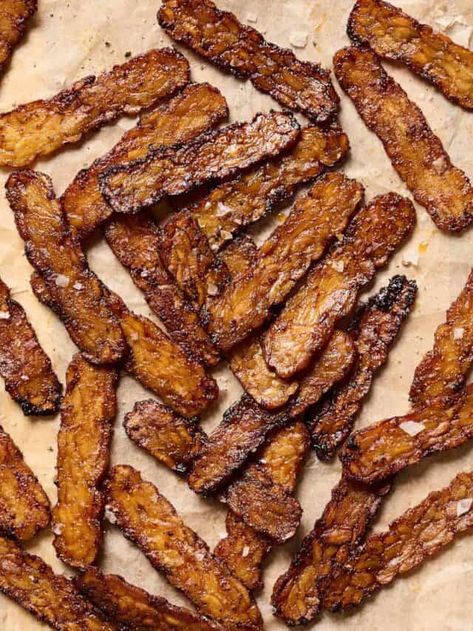 How to Cook Tempeh: The Complete Guide Cooking Tempeh, Tempeh Bacon Recipe, Tempeh Marinade, Tempeh Chili, How To Make Tempeh, How To Cook Tempeh, Rainbow Plant Life, Marinated Tempeh, Vegan Caesar Salad