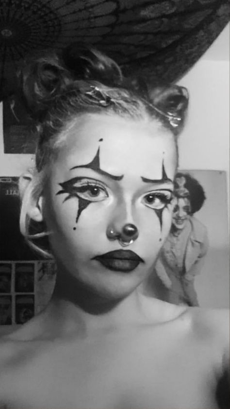 #clownaesthetic #halloween #clownmkeup  #clown #halloweencostumeideas Simple Clown Costume Women, Vampire Clown Makeup, Chola Clown Makeup Halloween, Clown Makeup Black And White, Chola Clown Makeup, Black Clown Makeup, Hot Clown Makeup, Black And White Clown Makeup, Clown Makeup Scary