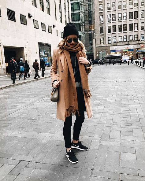 HOW TO LAYER IN WINTER… City Outfits Winter, Frio Outfits, Nyc Outfits Winter, Laurie Ferraro, Nyc Fashion Winter, New York Winter Outfit, Work Vibes, City Break Outfit, Nyc Winter Outfits