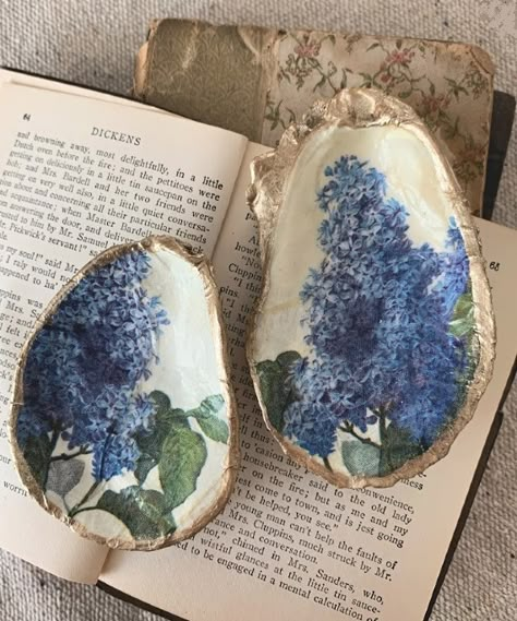 Oyster Shell Decoupage Diy, Decoupage Shells Diy, Painting Oyster Shells, Shell Craft Ideas, Oyster Shells Diy, Chirstmas Decor, Oyster Shell Crafts, Seashell Projects, Art Coquillage