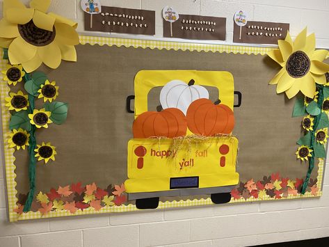 Harvest Boards For Preschool, September Display Boards, Fall Truck Bulletin Board Ideas, Fall Themed Classroom Bulletin Boards, Preschool Fall Boards Bulletin, Picket Fence Bulletin Board Ideas, Fall Bulletin Board Ideas Apples, Bulitin Board Ideas School Fall, Scare Crow Bulletin Board