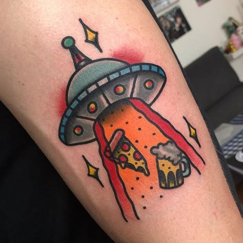 Traditional Tattoo Ufo, Ufo Tattoo, Food Tattoos, Traditional Style Tattoo, Traditional Tattoo Sleeve, Alien Tattoo, Old School Tattoo Designs, Tatuaje A Color, Traditional Tattoo Art