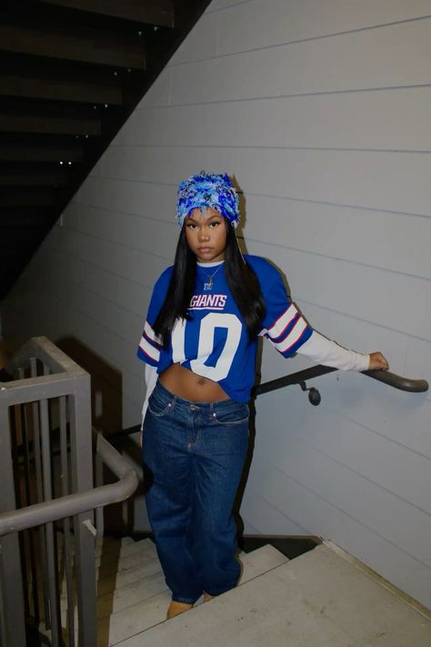 jersey outfit inspiration, 90s inspired fit Short Sleeve Jersey Outfit, White Out Basketball Game Outfit, Throwback 2000s Outfit, Outfit Ideas With Jerseys, 90s Fit Inspo Women, Sports Tee Outfit, Outfit Ideas Jersey, Missy Elliot 90s Fashion, Jersey Outfit Ideas For Women