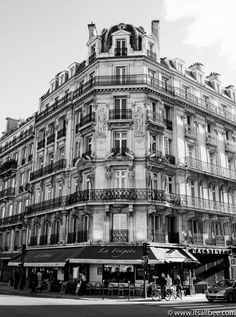 Paris Noir et Blanc | Paris Like You Have Never Seen It Before | ItsAllBee Travel Blog Paris Hotels With Eiffel Tower View, What To Pack For Paris, Where To Stay In Paris, Summer Packing Lists, Paris Black And White, Hotels In Paris, Romantic Hotels, Paris Travel Tips, Photography Group