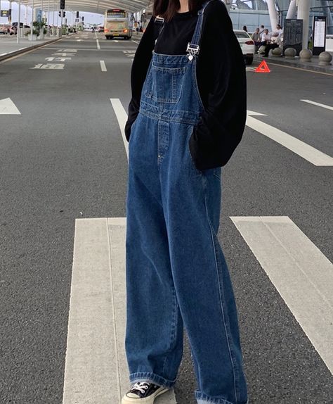 Loose fit Large front pocket Straight cut jeans Perfect for casual park dates Denim Jumper Pants, Dungaree Outfit, Baggy Overalls, Halloween Skirt, Jumper Pants, Overalls Outfit, Jumper Outfit, Salopette Jeans, Denim Jumper