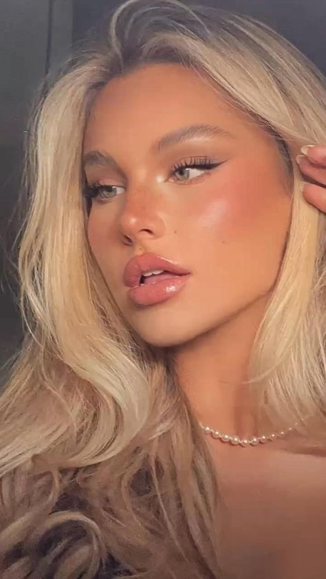 Grad Makeup Ideas, Full Face Makeup For Prom, Glowy Glam Makeup Prom, Prom Natural Makeup Looks, Hoco Makeup Looks Natural Green Eyes, Base Makeup Looks, Makeup Ideas Soft Glam, Elegant Prom Makeup Full Face, Winter Formal Makeup Looks