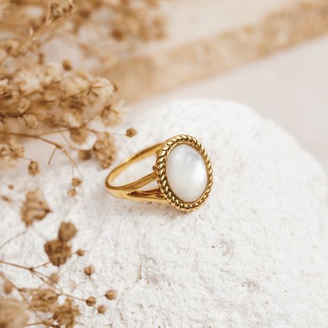 Our vintage-inspired gold statement ring features an elegantly framed mother of pearl. Old School Hollywood Glamour, Pearl Ring Design, Old School Hollywood, Vogue Weddings, Graduation Ring, Hand Jewelry Rings, Hippie Chic Fashion, Pearl Rings Vintage, Graduation Rings