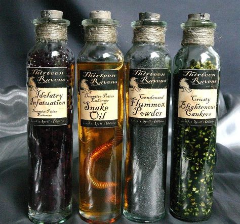 Gruesome Jars Uhyggelig Halloween, Halloween Potion Bottles, Halloween Apothecary, Harry Potter Potions, Halloween Bottles, Halloween Potions, Adornos Halloween, Altered Bottles, Witch Aesthetic