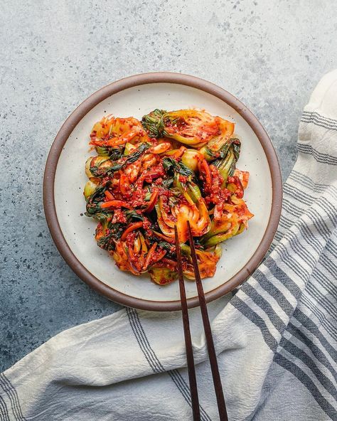 If you love kimchi, this is a quick and easy recipe that comes together in less than half an hour. This is called a  geotjeori  , which is a kimchi that is made to be eaten fresh without fermentation. Traditionally, in kimchi vegetables are fermented, which is popular during autumn and made to last Kimchi Vegetables, Kimchi Dishes, Fermented Kimchi, Spring Dishes, Napa Cabbage, Toasted Sesame Seeds, Summer Dinner, Chopped Garlic, Fish Sauce