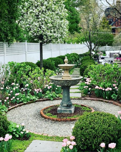 French Garden Design, Parterre Garden, Boxwood Garden, Glam Pad, Courtyard Gardens Design, Garden Inspo, Cottage Garden Plants, Formal Garden, Tulips Garden