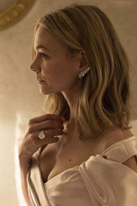 All that glitters: 2021 Golden Globes jewellery - Jeweller Magazine: Jewellery News and Trends Carrey Mulligan, Write A Song About, Write A Song, Fred Leighton, Face Claims Female, Face Fat, Regina King, Vanessa Kirby, January Jones