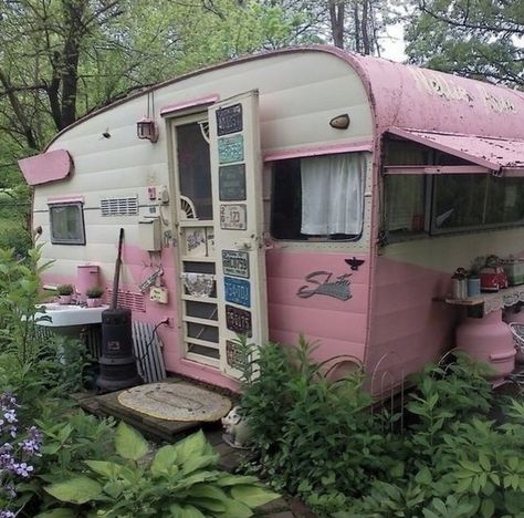 Pink Camper, Vintage Camper Remodel, Vintage Campers Trailers, Vintage Caravans, Retro Campers, Camper Makeover, Van Home, Vintage Travel Trailers, Camper Interior