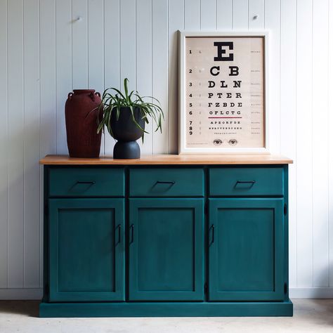 Teal Chalk Paint Furniture, Chalk Painted Sofa, Painted Sideboard Ideas, Diy Old Furniture Makeover, Old Furniture Makeover, Teal Cabinets, Teal Sideboard, Red Painted Furniture, Sideboard Upcycle