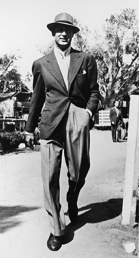 Should Men Wear Pleated Pants? Men In Suits, A Man In A Suit, Man In A Suit, Men Wear, Vintage Mens Fashion, Cary Grant, Fashion Night, Moda Vintage, Golden Age Of Hollywood