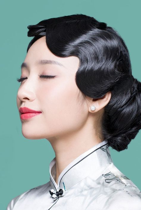 We asked hairstylists how to do finger waves at home with an easy step-by-step tutorial. #beautytips #haircaretips #haircolor #hairstyle #fingerwaves Waterfall Bangs, Vintage Finger Waves, Finger Waves Hairstyle, 70s Inspired Hair, Waves Hairstyle, Fun Hairstyles, Finger Wave Hair, Waves Tutorial, Finger Wave