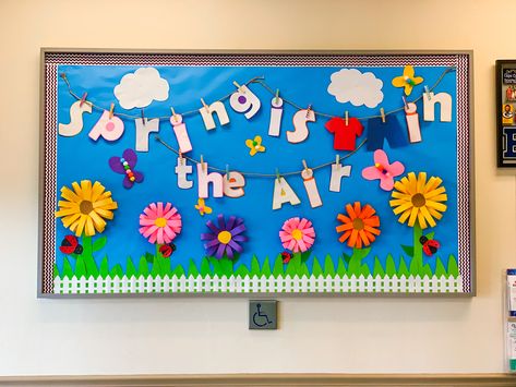 Grass Bulletin Board Ideas, Spring School Board, Hopping Into Spring Bulletin Board, Buzzing Into Spring Bulletin Board, Welcome Spring Bulletin Boards, Spring School Bulletin Board Ideas, Spring Boards For Preschool, Easter Bulletin Boards For School, Spring Bulletin Boards For School