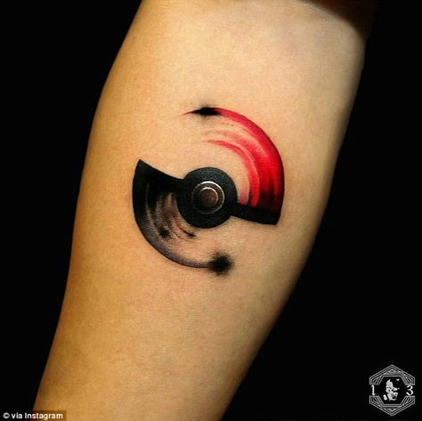 Vitória Pokeball Tattoo, Tattoo Finder, Video Game Tattoos, Nerdy Tattoos, Monster Tattoo, Gamer Tattoos, Nerd Tattoo, Naruto Tattoo, Geek Tattoo