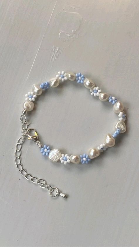 Girly Beaded Bracelets, Aesthetic Handmade Bracelets, Aesthetic Bead Necklaces, Bracelet Inspiration Beads Aesthetic, Beaded Jewelry Inspo Aesthetic, Aesthetic Bead Necklace, Trendy Handmade Jewelry, Diy Bracelets Aesthetic, Bracelet Perle Aesthetic