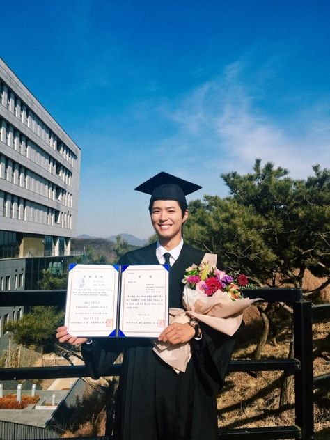 Finally Graduated, Park Bo Gum Smile, Park Bo Gum Wallpaper, Park Go Bum, College Graduation Photoshoot, Boy Graduation, Coffee Prince, Graduation Photography Poses, Graduation Poses