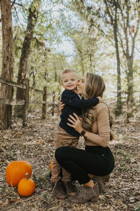 Black And White Flannel Family Pictures, Mommy And Son Christmas Outfits, Mother Son Christmas Outfits, Mommy Son Photoshoot Outfits, Flannel Family Photos, Fall Outfits Mom And Son, Fall Family Pictures Mom And Kids, Mother And Son Fall Outfits, Fall Family Photos Inspiration