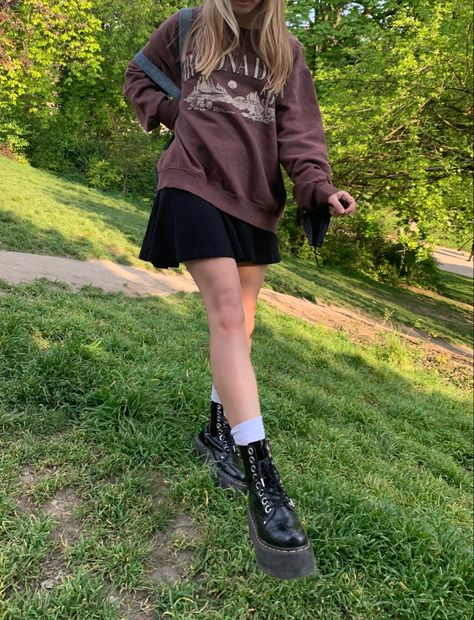 Doc Marten Outfit Aesthetic, Jaden Platform Dr Martens, Jaden Dr Martens Outfit, Sweatshirt And Docs Outfit, Doc Martens Girly Outfit, Boho Doc Martens Outfit, Jadon Dr Martens Outfit Summer, Doc Martens Jadon Max Outfit, Jaden Doc Martens Outfit