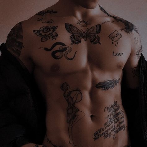 Tattoos Torso, Man With Tattoos, Tato Flash, Tato Minimal, Small Chest Tattoos, Torso Tattoos, Tattoo Inspiration Men, Cool Chest Tattoos, Chest Tattoo Men