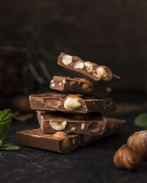 Christmas Chocolate Photography, Chocolate Bar Photography Food Styling, Chocolate Photography Food Styling, Chocolate Photoshoot Ideas, Cacao Photography, Bar Photo Ideas, Chocolate Photography Ideas, Chocolate Product Photography, Chocolate Bar Photography