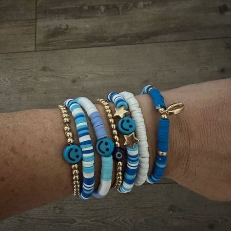 Trendy Summer Bracelets 2023, Blue Bracelet Ideas Clay Beads, Abba Jewellery, Friendship Bracelets Flat Beads, Flat Bracelet Ideas, Bead Bracelet Ideas Color Combinations, Blue And White Clay Bead Bracelets, Clay Bracelet Stack, Clay Head Bracket Ideas