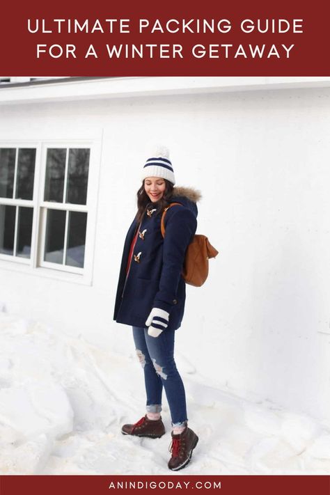 The ultimate packing guide for your next winter vacation. Stay warm in the cold weather with these suitcase essentials. Anya Outfit, Layer For Winter, Vermont Winter, Winter Bag, Winter Travel Essentials, Travel Bag Essentials, Winter Bags, Hats Winter, Cozy Outfits