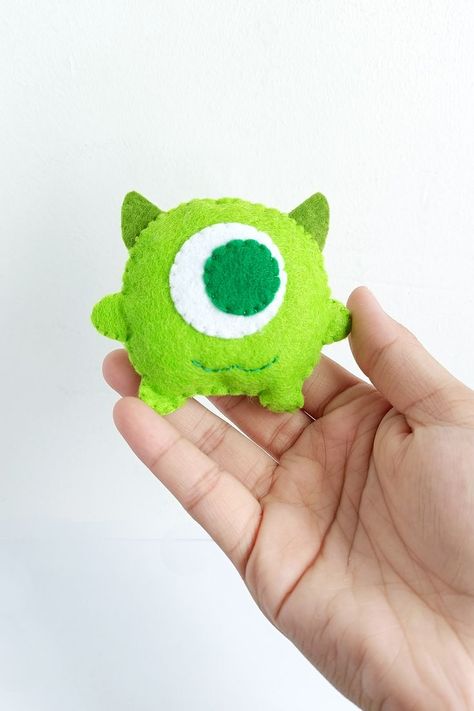 Little Mike’s Monster Plush Craft, Felt Toys Diy, Felt Plushie, Diy Plush Toys, Felt Monster, Monster Craft, Felt Keychain, Felt Toys Patterns, Handmade Plushies