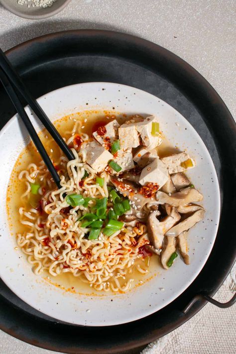 Easy Vegetarian Ramen Recipe with Tofu and Mushroom Tofu Ramen Recipes, Ramen With Tofu, Vegetarian Ramen Recipe, Tofu Mushroom Recipe, Recipe With Tofu, Tofu And Mushrooms, Vegetarian Ramen, Easy Ramen, Ramen Dishes