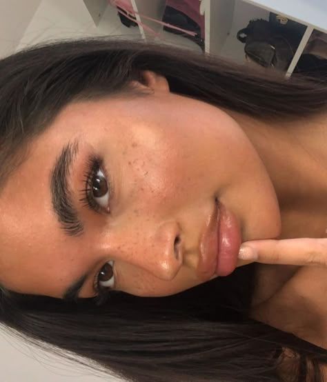 Aisha Potter, Caramel Skin, Freckles Makeup, Brown Girls Makeup, Brown Skin Makeup, Clean Makeup, Natural Makeup Looks, Summer Makeup, Girls Makeup