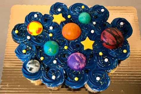 Space Cupcake Cake, Outer Space Cupcakes, Cake 2023, Space Cupcakes, Planet Birthday, Astronaut Party, Pastel Cupcakes, Ideas Cumpleaños, Space Theme Party