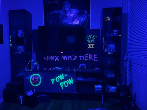 Arcane Themed Room, Arcane Room Aesthetic, Jinx Room Arcane, Arcane Room Decor, Jinx Bedroom, Aesthetic Room Themes, Cyberpunk Lounge, Moon Bedroom Aesthetic, Jinx Aesthetic Arcane