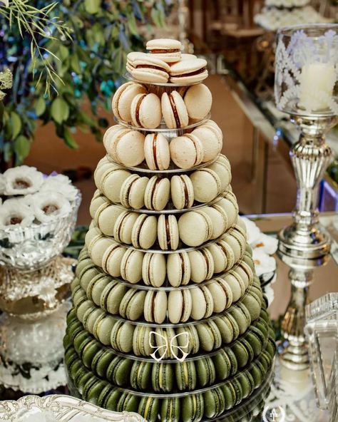 Nossa torre de macarons em degradê de verde é perfeita para dar aquele toque de sofisticação ao seu evento. Além de linda, é irresistivelmente deliciosa. Que tal ter essa doçura na sua festa? 🤎 #bemcasadorj #brownierj #macaronrj #brownieparacasamento #bemcasadoparacasamento Classic Wedding Cake, Mint Wedding, White Wedding, Macarons, Nutella, Homecoming Dresses, Mint Green