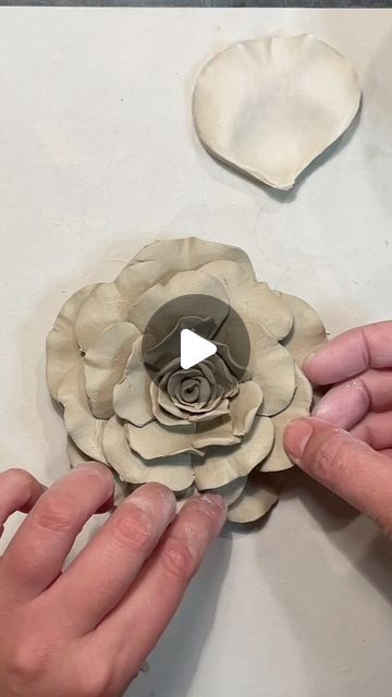 How To Make Clay Flowers Tutorials, Flower Sculptures Clay, How To Make Ceramic Flowers, Making Clay Flowers, Ceramic Flower Tutorial, Diy Air Clay Projects, Clay Flowers How To Make, How To Make Clay Flowers, Ceramic Flowers How To Make