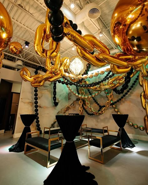 BALLOONS • DECOR • COURSES GTA | Indulge yourself the luxury and beauty of the decor we get to create ✨🤩 ⠀ Heavy chains, intricate details - we do everything to make your… | Instagram Gold Chain Balloon Garland, Chain Balloons, Luxury Birthday Party, Balloons Decor, Disco Theme, Luxury Birthday, Balloon Chain, Balloon Installation, Decor Studio