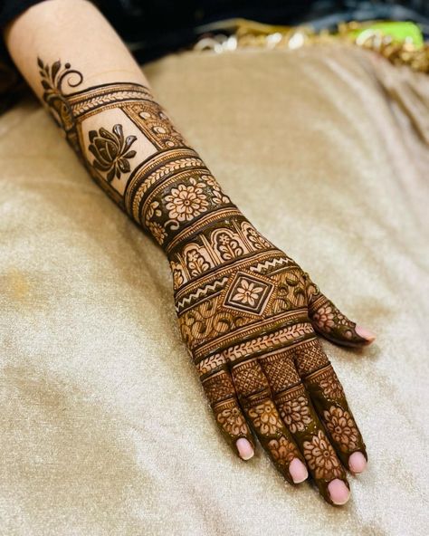 Latest Mehndi Designs- Bridal Mehendi Design Ideas Bangle Mehndi Design, Back Side Mehndi Design, Side Mehndi Design, Back Side Mehndi, Latest Mehndi, Henna Tattoo Designs, Swirl Pattern, Mehndi Design, Henna Tattoo