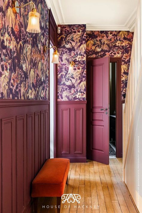 Global Style Home Decor, Lambriseringen Gang, Wallpaper Hallway, House Of Hackney, British Interior, Hal Decor, Interior Vintage, Casa Vintage, Bad Design