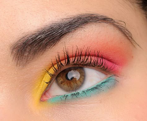 Cute 80s Makeup Looks, Simple Color Eye Makeup, Colorful Eyeshadow Hooded Eyes, Multicolor Eyeshadow Looks, Colorful Eyeshadow Tutorial, Colorful Make Up, Easy Colourful Eye Makeup, Colored Eyeshadow Looks, 80s Eyeshadow